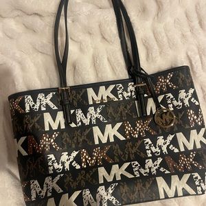 jet set travel tote - Graffiti black MK logo